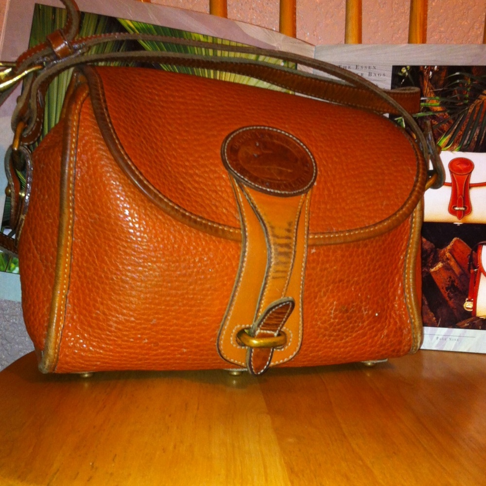 🎉🎉PM Editor's Pick🎉🎉 Medium Essex Bag R25